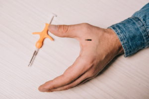Chip-Implantate sind winzig und können innerhalb von Minuten in den Körper eingesetzt werden.