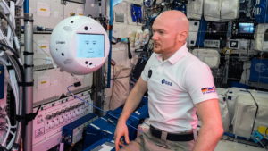 CIMON zum ersten mal in Aktion mit dem deutschen Astronauten Alexander Gerst. (Quelle: ESA)