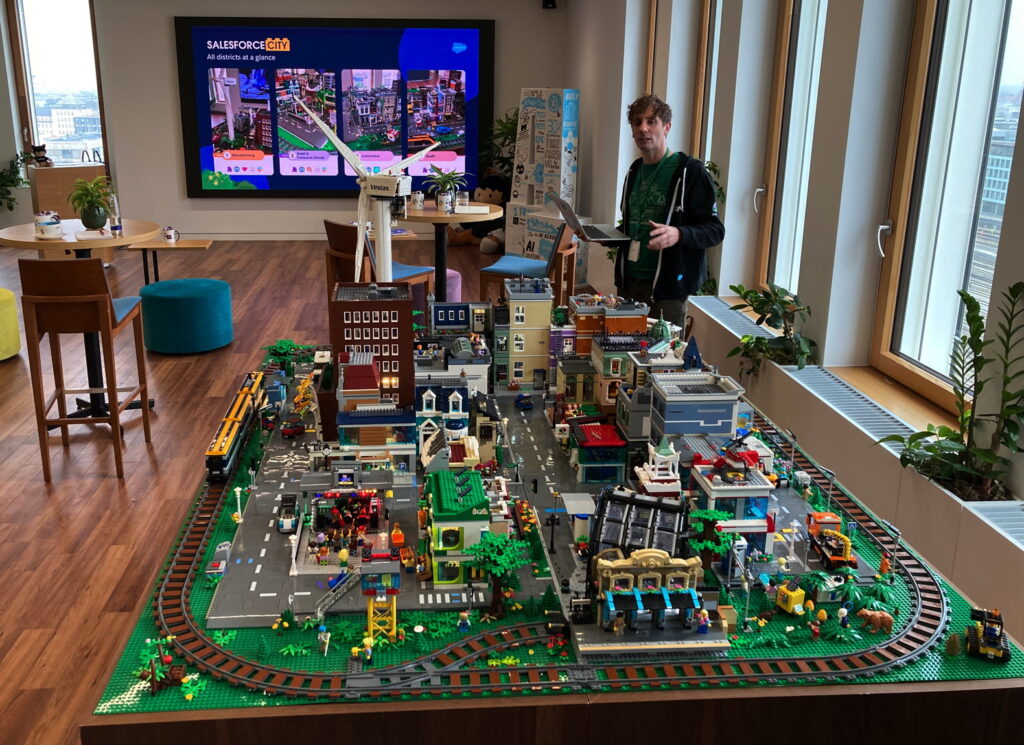 Salesforce hat in ihrem Münchner Salesforce Innovation Center eine Lego City eingerichtet, in der Kunden eigene KI-gestützte Einsatzszenarien entwerfen und ausprobieren können. 