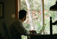 Hybrides Arbeiten: Warum wollen Unternehmen Mitarbeitende zurück ins Büro holen?