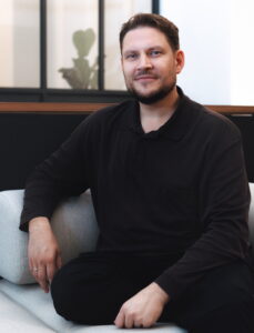 „Wir wollen den Leuten einfach den Raum geben und sie sollen selbst bestimmen, was sinnvoll ist oder nicht“, sagt Sven Kummer, Gründer und Geschäftsführer von rapidmail. (Foto: Carina Adam Photography)
